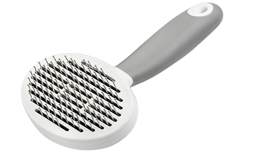 Självrengörande borste för hundar och katter med metallpiggar och ergonomiskt handtag, tar bort lös päls och tovor.