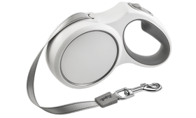 Vit utdragbar hundkoppel med ergonomiskt grått handtag, utdragbar upp till 5 meter, med robust klämma för säker fastsättning.