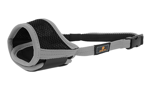 Mjukvadderad justerbar hundmunkorg i grått, lätt nylonmaterial, designad för komfort och säker passform.