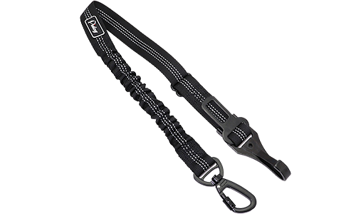 Reflekterande svart säkerhetsbälteskoppel för hund, 55–65 cm långt, justerbar rem, med metallklämma för bekymmersfria resor.