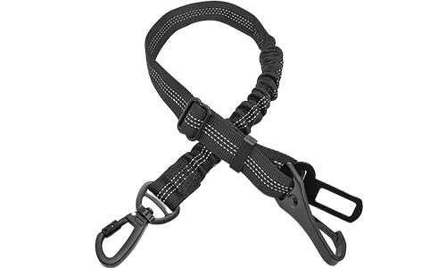 Reflekterande svart säkerhetsbälteskoppel för hund, 55–65 cm långt, justerbar rem, med högt synligt reflekterande material.