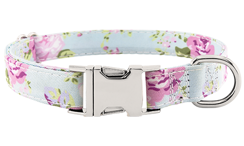 Hundhalsband med Spänne Hundhalsband i pastellfärgat blommönster med justerbart metallspänne, 27–40 cm långt och 2 cm brett, med D-ring för fäste.
