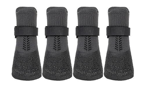 Sportiga hundstrumpor Set med fyra sportiga hundskosockor i grått med halkfria sulor, lätta att tvätta, lätta för hundens komfort utomhus.