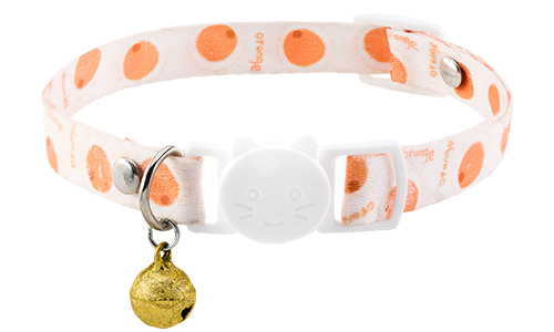 Säkerhetskatthalsband med apelsinmönster, justerbart och lätt för komfort, med vit spänne och guldfärgad bjällra.
