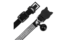 Lyxigt svart säkerhetskatthalsband med kristaller, justerbart och lätt för komfort, med en svart bjällra.