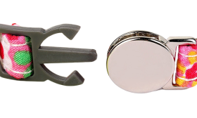 Rött rutmönstrat säkerhetskatthalsband med metallspänne, 1 cm brett, med säkerhetsspänne och silverbjällra.