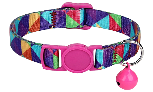 Färgglatt säkerhetskatthalsband med geometriskt mönster, justerbart och lätt, med matchande rosa spänne och bjällra.