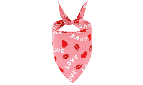 Rosa hundbandana med 'LOVE'-text, röda hjärtan och kyssmärken, perfekt för Alla hjärtans dag, maskin- och handtvättbar.