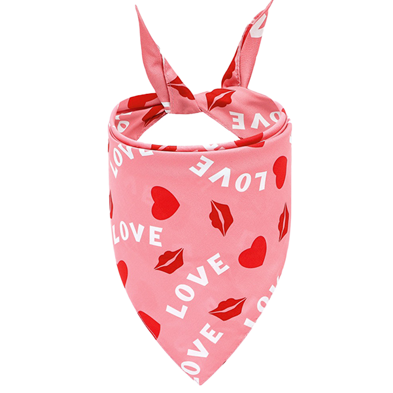 Rosa hundbandana med 'LOVE'-text, röda hjärtan och kyssmärken, perfekt för Alla hjärtans dag, maskin- och handtvättbar.