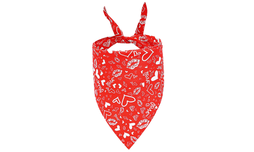 Röd hundbandana med vita hjärtan och kyssmönster, perfekt för Alla hjärtans dag, maskin- och handtvättbar.
