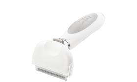 Liten vit borste för hundar med metallpiggar och ergonomiskt handtag, effektiv för att minska fällning och lös päls.