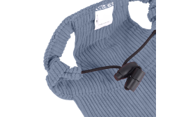 Corgi med en blå ribbad sporthatt, lätt och bekväm, med justerbart spänne för säker passform.