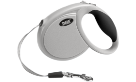 Grått utdragbart hundkoppel med ergonomiskt svart handtag, mjukt grepp och metalldrop för säker fästning.